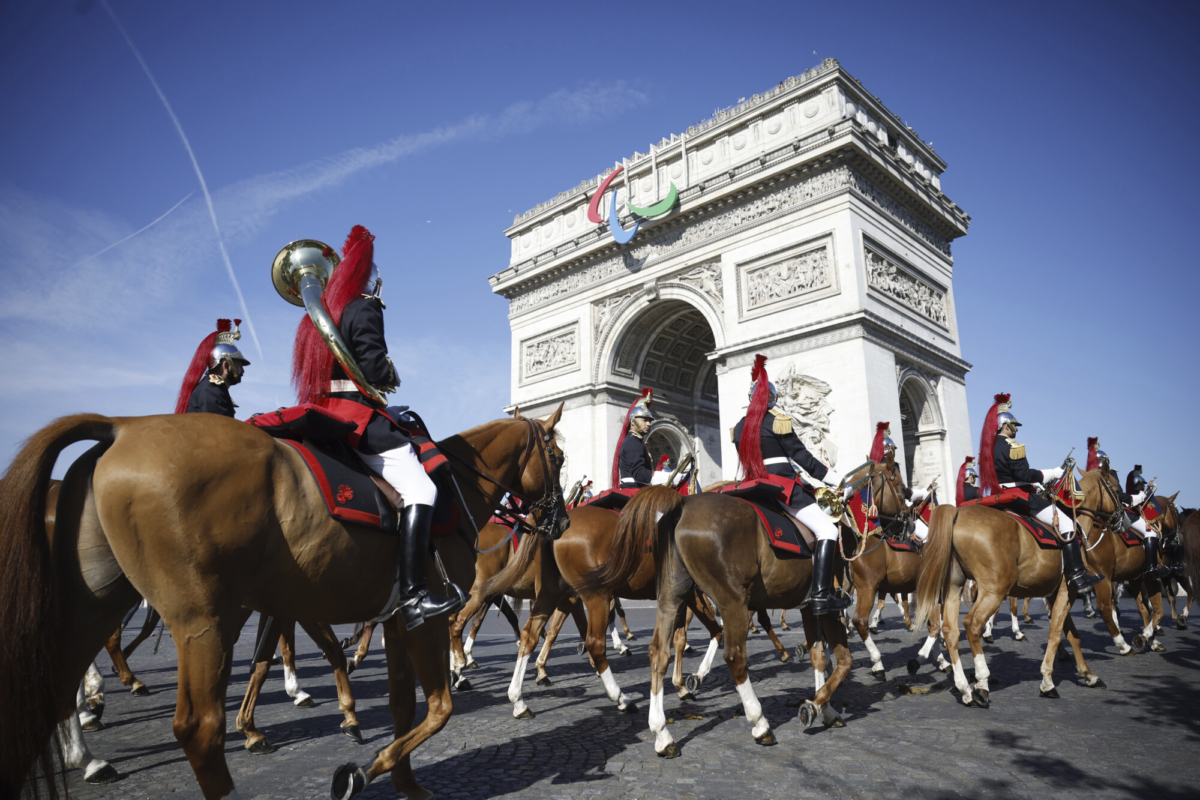 desfile-coincide-con-relevo-de-la-antorcha-olimpica-francia3.jpg