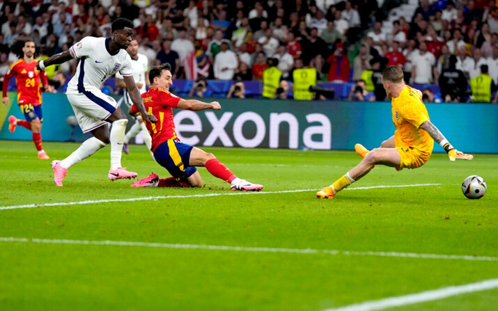 El español Mikel Oyarzabal (centro) marca el segundo gol de su equipo durante el partido final entre España e Inglaterra, en la Eurocopa 2024, en Berlín, Alemania, el 14 de julio de 2024. (Manu Fernandez/AP Photo)