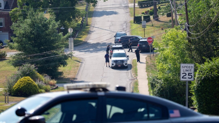 Policías estatales y locales bloquean las carreteras que rodean la casa del presunto tirador del expresidente Donald Trump, mientras el FBI lleva a cabo una investigación, en Bethel Park, Pensilvania, el 14 de julio de 2024. (Rebecca Droke/AFP vía Getty Images)