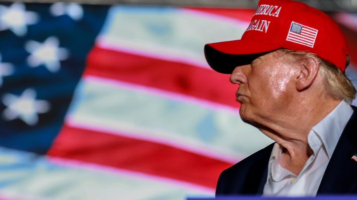 El expresidente estadounidense Donald Trump habla en un mitin de campaña en el Trump National Doral Golf Club el 9 de julio de 2024 en Doral, Florida.  (Joe Raedle/Getty Images)