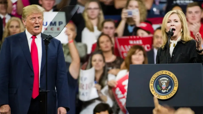 El entonces presidente Donald Trump y la representante estadounidense Marsha Blackburn (R-Tenn.), que se postulaba para el Senado, se dirigen a una multitud durante un mitin de campaña en Freedom Hall en Johnson City, Tennessee, el 1 de octubre de 2018. (Sean Rayford/Getty Images)