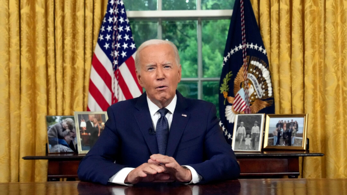 El presidente Joe Biden se dirige a la nación desde el Despacho Oval de la Casa Blanca en Washington el 14 de julio de 2024, sobre el intento de asesinato del candidato presidencial republicano, el expresidente Donald Trump, en un mitin de campaña en Pensilvania. (Erin Schaff/The New York Times vía AP, Pool)