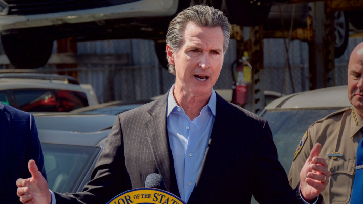 El gobernador de California Gavin Newsom habla en Oakland, California, el 11 de julio de 2024. (Travis Gillmore/The Epoch Times)