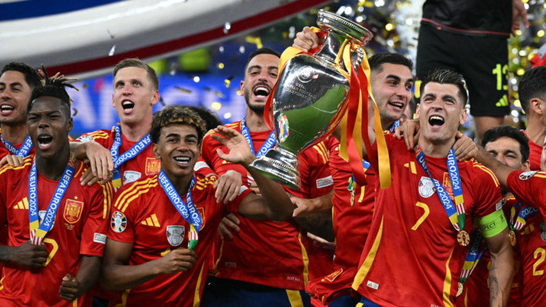 El centrocampista de España #17 Nico Williams (2L), el delantero de España #19 Lamine Yamal (4L) y el delantero de España #07 Álvaro Morata celebran con el trofeo tras ganar la final de fútbol de la UEFA Euro 2024 entre España e Inglaterra en el Olympiastadion de Berlín el 14 de julio de 2024. (Foto de JAVIER SORIANO/AFP vía Getty Images) 