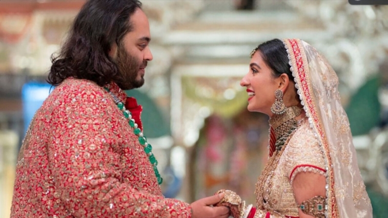 El hijo del multimillonario Mukesh Ambani, se toma de la mano con Radhika Merchant durante su ceremonia de boda en el Centro Mundial de Convenciones Jio en Mumbai, India, el 12 de julio de 2024. (Reliance Industries vía AP)

