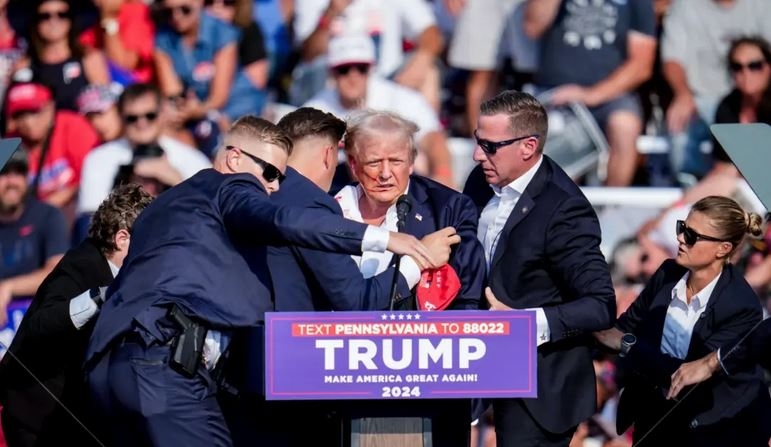 El candidato presidencial republicano, el expresidente Donald Trump, es ayudado a bajar del escenario en un acto de campaña en Butler, Pensilvania, el 13 de julio de 2024. (Gene J. Puskar/AP Photo)