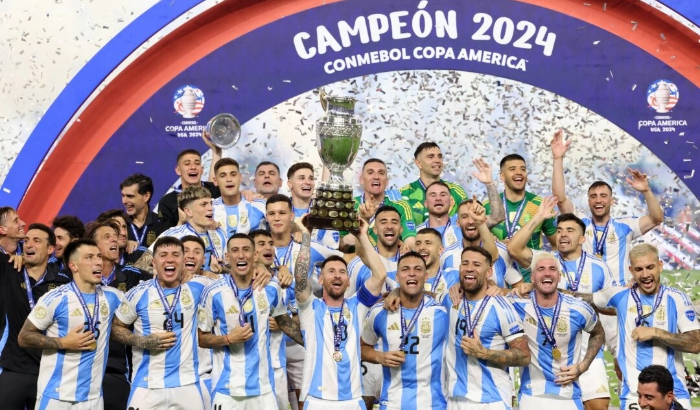 El delantero argentino Lionel Messi (10) levanta el trofeo de campeón mientras celebra la victoria en la final de la Copa América Conmebol 2024 entre Argentina y Colombia en Miami el 14 de julio de 2024. (Charly Triballeau/AFP)