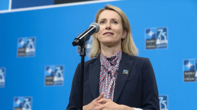 La primera ministra de Estonia, Kaja Kallas, habla durante su llegada a la cumbre de la OTAN en Washington, el jueves 11 de julio de 2024. (AP Foto/Mark Schiefelbein)