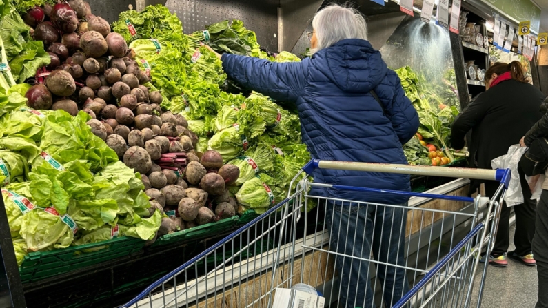 Imagen de una mujer comprando verduras en un supermercado. (Foto de STRINGER/AFP via Getty Images) 