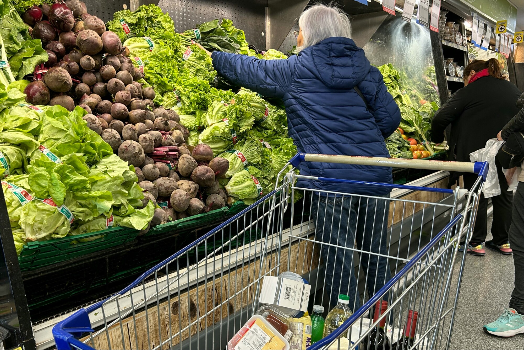 Inflación mensual de Argentina cae a 2.7%, el nivel más bajo desde 2021