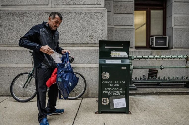 Un votante deposita su voto en un buzón situado frente al Ayuntamiento de Filadelfia el 24 de octubre de 2022. (Ed Jones/AFP vía Getty Images)