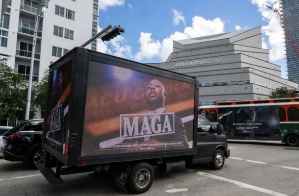 El Comité Nacional Demócrata despliega un camión de vallas publicitarias móviles frente al debate del Comité Nacional Republicano en Miami, Florida, el 8 de noviembre de 2023. (Getty Images para el DNC)