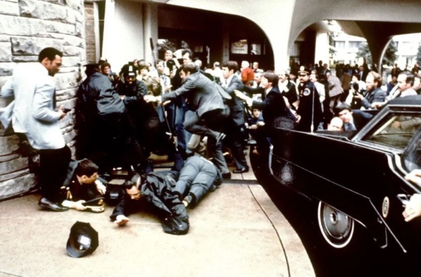 Agentes de policía y del Servicio Secreto reaccionan durante el intento de asesinato del presidente Ronald Reagan tras una conferencia frente al Hotel Hilton de Washington el 30 de marzo de 1981. (Mike Evens/AFP/Getty Images)