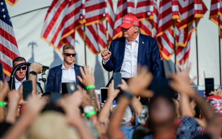 El candidato presidencial republicano y expresidente Donald Trump llega a un mitin de campaña en Butler Farm Show Inc., en Butler, Pensilvania, el 13 de julio de 2024. (Jeff Swensen/Getty Images)