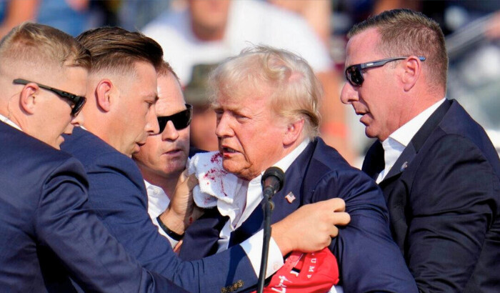 El candidato presidencial republicano, el expresidente Donald Trump, es ayudado a bajar del escenario en un evento de campaña en Butler, Pensilvania, el 13 de julio de 2024. (Gene J. Puskar/AP Foto) 
Joseph Lord