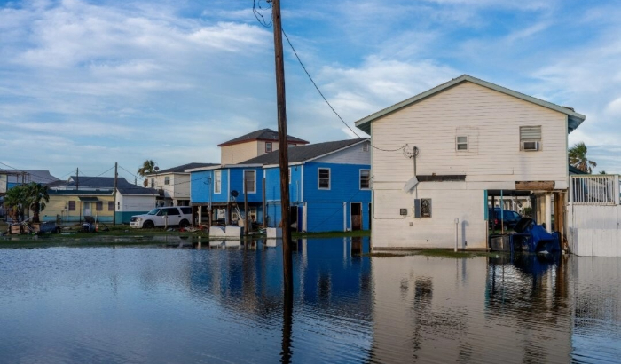 Las casas están rodeadas por las aguas de la inundación después de que el huracán Beryl arrasara el área de Surfside Beach, Texas, el 8 de julio de 2024. (Brandon Bell/Getty Images)