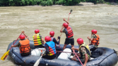 Recuperan 11 cuerpos tras deslave que arrastró dos autobuses al río en Nepal