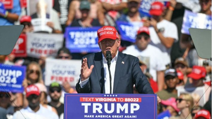 El expresidente de EE. UU. y candidato presidencial republicano Donald Trump habla durante un mitin de campaña en el histórico Greenbrier Farms en Chesapeake, Virginia, el 28 de junio de 2024. (Jim Watson/AFP vía Getty Images)