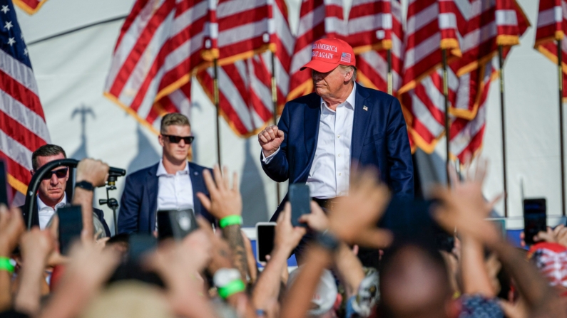 El candidato presidencial republicano y expresidente Donald Trump llega a un mitin de campaña en Butler Farm Show Inc. en Butler, Pensilvania, el 13 de julio de 2024. (Jeff Swensen/Getty Images)