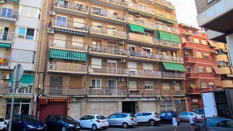 Vista general del edificio donde un hombre, de 33 años, ha matado con una escopeta a su mujer, de 36, y posteriormente se ha quitado la vida en una vivienda situada frente a la playa del Postiguet de Alicante (España). EFE/Morell