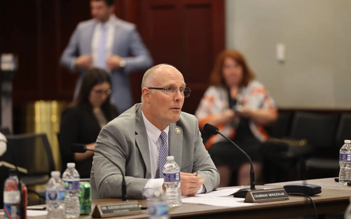 El representante John Moolenaar (R-Mich.), presidente del Comité Selecto de la Cámara de Representantes sobre el PCCh, habla en una mesa redonda en Washington, el 23 de mayo de 2024. (Cortesía del Comité Selecto de la Cámara de Representantes sobre el PCCh)