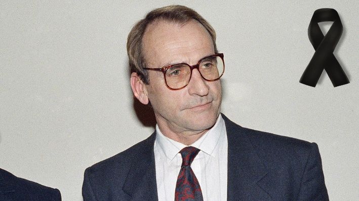 El actor James Sikking posa para una fotografía en la gala de Los Ángeles que celebra el 20 aniversario de la Organización Nacional de Mujeres, el 1 de diciembre de 1986. (Foto AP/Avery, Archivo)