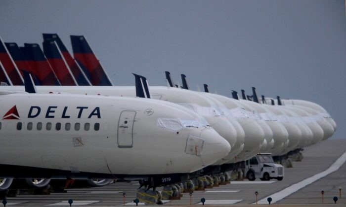 Aviones de Delta Air Lines estacionados en el Aeropuerto Internacional de Kansas City, Mississippi, el 14 de mayo de 2020. (Charlie Riedel/AP Photo)
