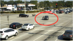 Mujer se desmaya al volante y pierde el control en un cruce: Impactante reacción de la gente I VIDEO