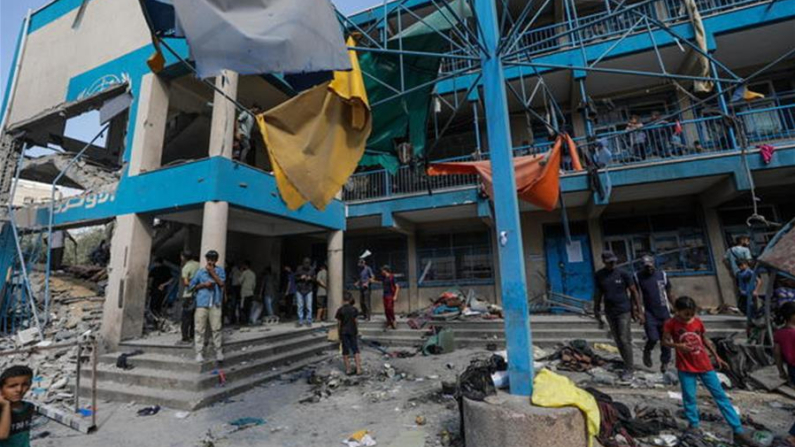 Nuseirat Camp, Ciudadanos palestinos inspecccionan una escuela de la ONU bombardeada el 14 de julio de 2024 por Israel. EFE/EPA/Mohammed Saber 