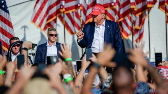 El candidato presidencial republicano y expresidente Donald Trump llega a un mitin de campaña en Butler Farm Show Inc. en Butler, Pensilvania, el 13 de julio de 2024. (Jeff Swensen/Getty Images)