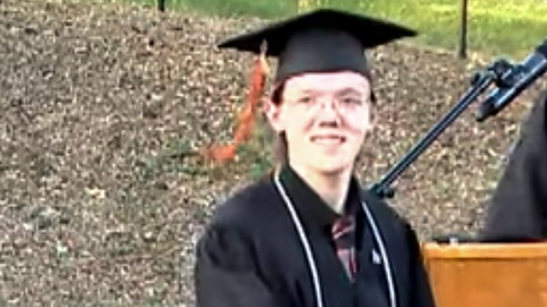 Thomas Matthew Crooks en una captura de un video del evento de graduación 2022 Bethel Park High School Commencement, en Bethel Park, Pensilvania, el 30 de junio de 2022. (Distrito escolar de Bethel Park vía AP)