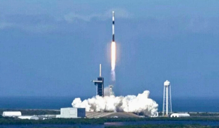 Un cohete Falcon 9 que transportaba un lote de 49 satélites Starlink se lanzó en el Centro Espacial Kennedy en Cabo Cañaveral, Florida, el 3 de enero de 2022. (SpaceX vía AP/Captura de pantalla vía The Epoch Times)