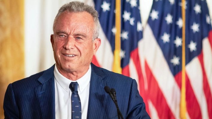 El candidato presidencial Robert F. Kennedy Jr. habla en la biblioteca Nixon en Yorba Linda, California, el 12 de junio de 2024. (John Fredricks/The Epoch Times)