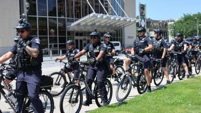 Agentes de la ley montan en bicicleta mientras patrullan la zona cercana al Fiserv Forum, sede de la Convención Nacional Republicana en Milwaukee, Wisconsin, el 14 de julio de 2024. (Michael M. Santiago/Getty Images)