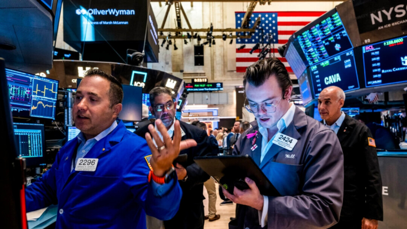 Operadores trabajan en la sala de la Bolsa de Nueva York el 11 de julio de 2024. (Spencer Platt/Getty Images)