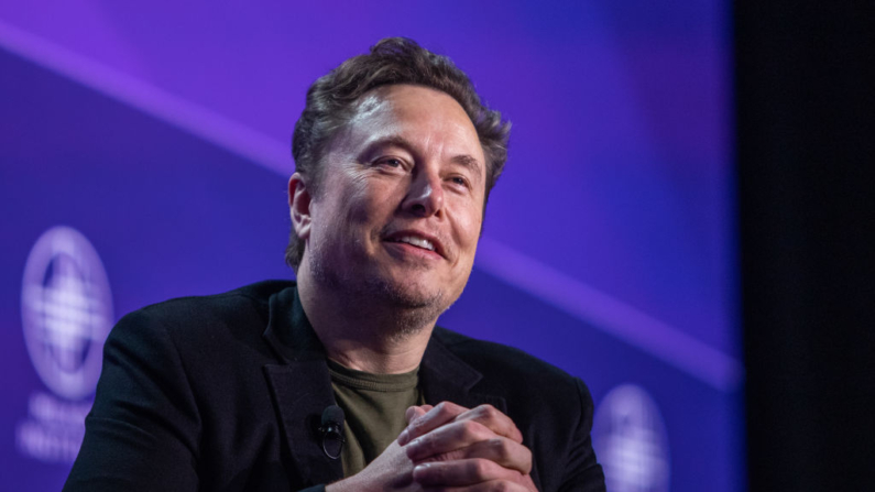 Elon Musk, cofundador de Tesla y SpaceX y propietario de X Holdings Corp, habla en la Conferencia Global del Milken Institute en el Beverly Hilton Hotel,el 6 de mayo de 2024 en Beverly Hills, California. (Apu Gomes/Getty Images)