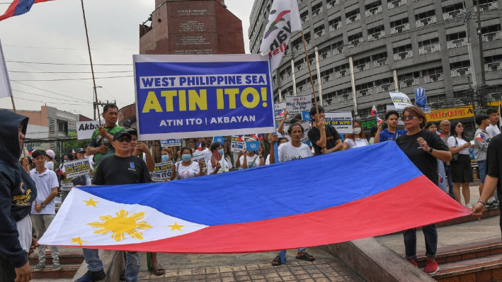 Manifestantes participan en una concentración con motivo del aniversario del fallo arbitral de 2016 sobre el mar de China Meridional, en un parque de Manila, Filipinas, el 12 de julio de 2024. Filipinas "se mantendrá firme" en la disputa con Beijing sobre el Mar de China Meridional, dijo un alto funcionario de seguridad ese día, ocho años después de un fallo internacional contra China en la contienda territorial. (Ted Aljibe/AFP vía Getty Images)