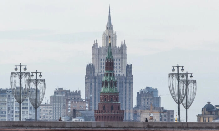 La sede del Ministerio de Asuntos Exteriores ruso se ve junto a una de las torres del Kremlin de Moscú, el 15 de marzo de 2023. (Maxim Shemetov/Reuters)