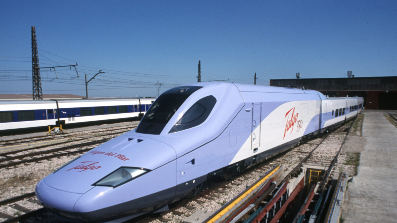 Imagen de archivo de un tren Talgo. EFE/JOSE HUESCA