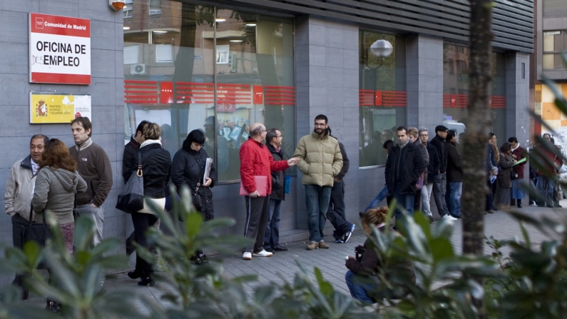 Imagen de archivo de la cola del paro en España. (Photo SEBASTIEN BERDA/AFP via Getty Images)