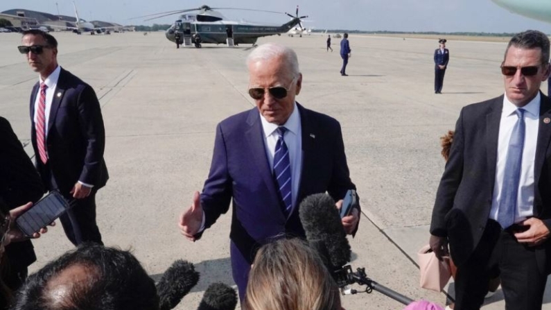 El presidente Joe Biden habla con los medios de comunicación en la Base Conjunta Andrews en Maryland el 15 de julio de 2024. (Kent Nishimura/AFP vía Getty Images)