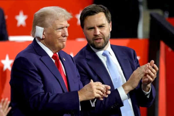 El expresidente y candidato republicano a la presidencia en 2024, Donald Trump (i), charla con el senador por Ohio y candidato republicano a la vicepresidencia en las elecciones de 2024, J. D. Vance (d), durante el primer día de la Convención Nacional Republicana de 2024 en el Fiserv Forum de Milwaukee, Wisconsin, el 15 de julio de 2024. (Kamil Krzaczynski/AFP vía Getty Images)