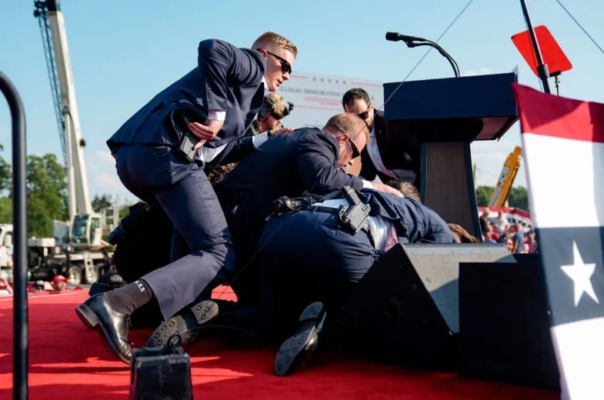 El candidato presidencial republicano, el expresidente Donald Trump, es cubierto por agentes del Servicio Secreto de Estados Unidos en un acto de campaña en Butler, Pensilvania, el 13 de julio de 2024. (Evan Vucci/AP Photo)