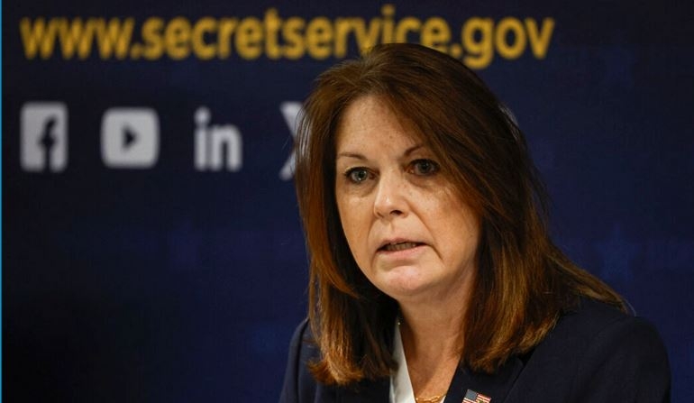 La directora del Servicio Secreto de Estados Unidos, Kimberly Cheatle, habla durante una rueda de prensa en la Oficina de Campo del Servicio Secreto en Chicago el 4 de junio de 2024. (KAMIL KRZACZYNSKI/AFP vía Getty Images)