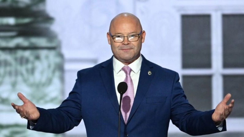 El presidente general de la Hermandad Internacional de Camioneros, Sean O'Brien, habla durante el primer día de la Convención Nacional Republicana de 2024 en el Fiserv Forum de Milwaukee el 15 de julio de 2024. (ANDREW CABALLERO-REYNOLDS / AFP)