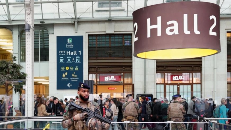 Soldados franceses aseguran la zona después de que un hombre con un cuchillo hiriera a varias personas en la estación de tren Gare de Lyon en París, Francia, el 3 de febrero de 2024. (Gonzalo Fuentes/Reuters)