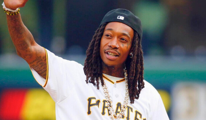 Wiz Khalifa saluda a la multitud antes del partido entre los Cleveland Guardians y los Pittsburgh Pirates en el PNC Park de Pittsburgh, Pensilvania, el 17 de julio de 2023. (Justin K. Aller/Getty Images