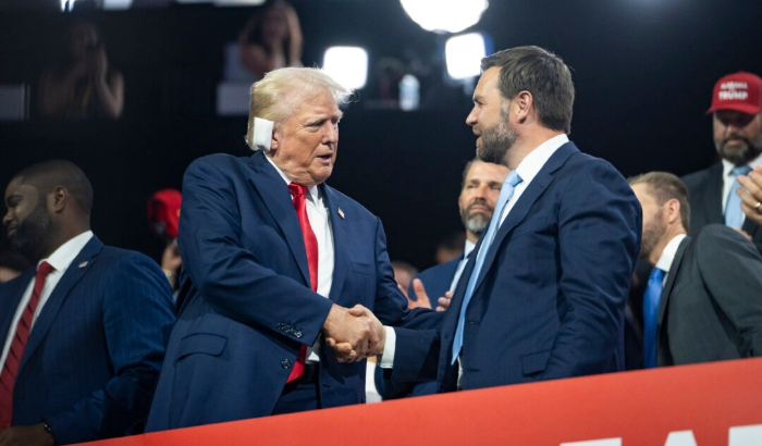 El expresidente Donald J. Trump y su compañero de fórmula, el senador J. D. Vance (R-Ohio), en la Convención Nacional Republicana de 2024 en Milwaukee, Wisconsin, el 15 de julio de 2024. (Madalina Vasiliu/The Epoch Times)
