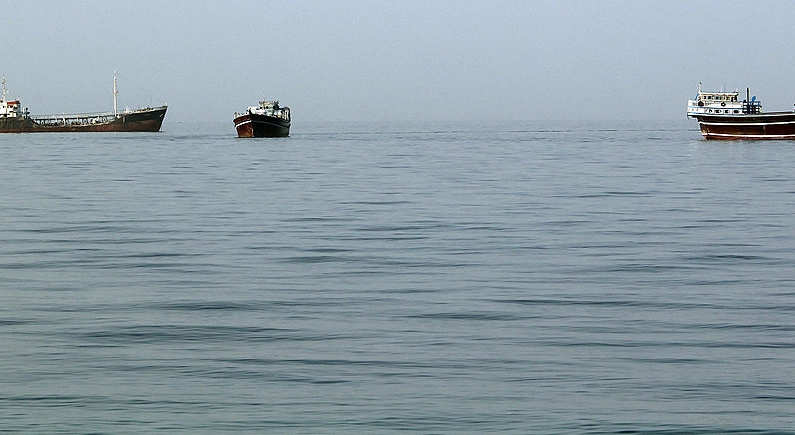 Barcos se ven en el Estrecho de Ormuz frente a la costa de Omán el 13 de marzo de 2012. (Karim Sahib/AFP vía Getty Images)