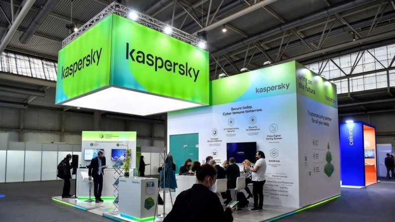 Visitantes sentados en el stand de la empresa rusa de desarrollo de software antivirus Kaspersky Lab en la jornada inaugural del MWC (Mobile World Congress) de Barcelona, el 28 de febrero de 2022. (Pau Barrena/AFP vía Getty Images)